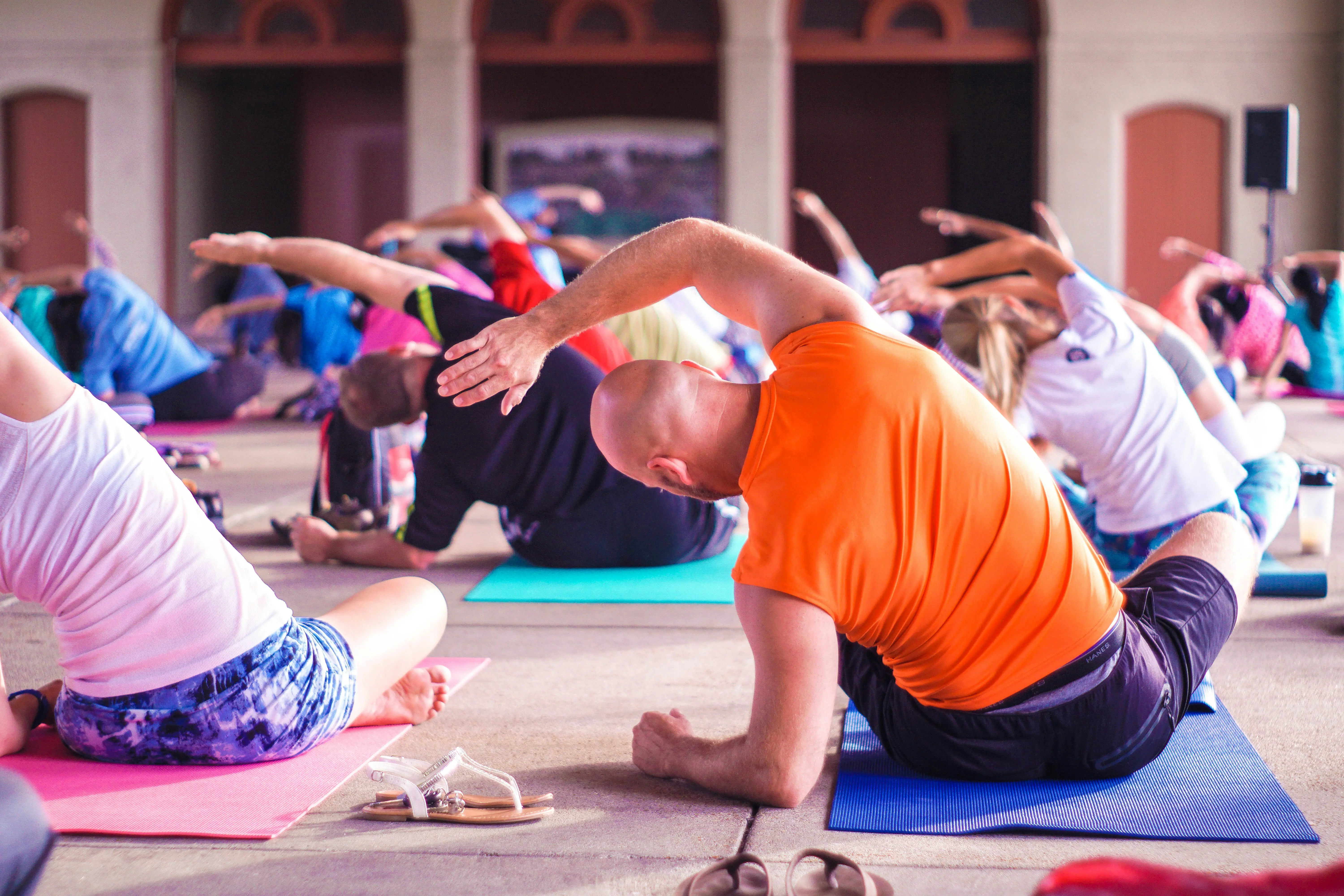 Groupe de personnes faisant du yoga