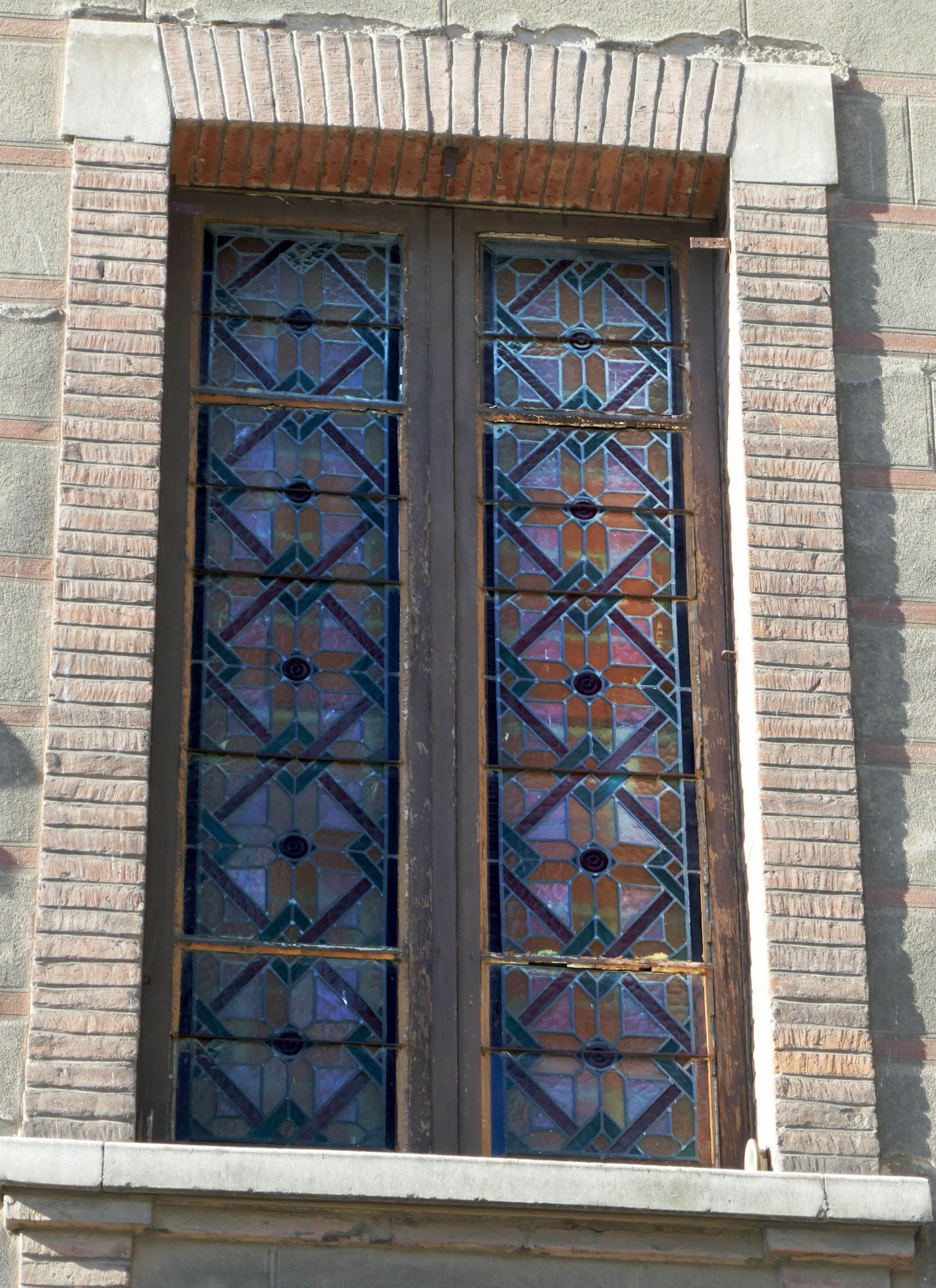 Petite rue Saint-Lazare (angle pl. Jeanne d'Arc). Fenêtre condamnée de l'intérieur, probablement cage d'escalier.
