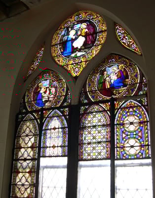 Scènes de la vie de la Vierge dans les trois grands vitraux à voute gothique