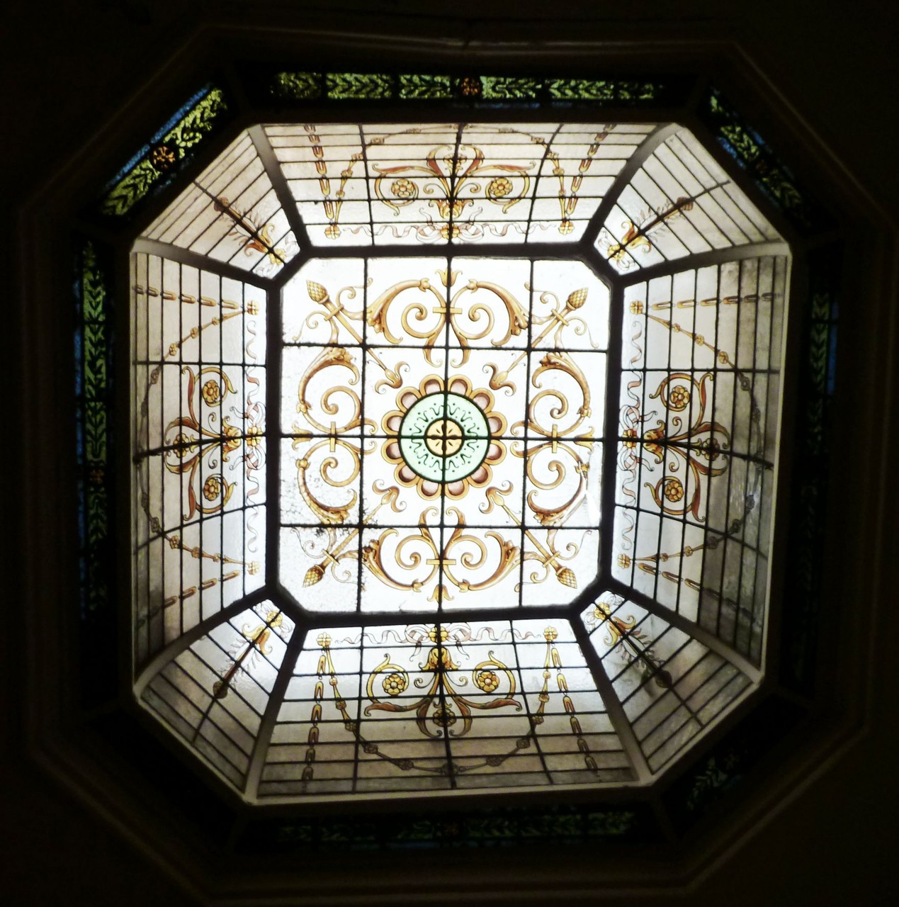 Même escalier, éclairage zénithal.