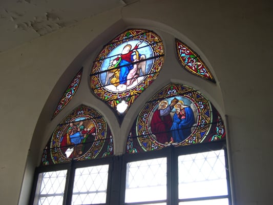 Scènes de la vie de la Vierge dans les trois grands vitraux à voute gothique