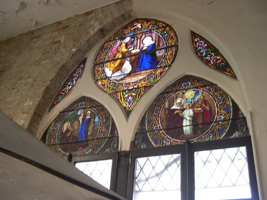 Scènes de la vie de la Vierge dans les trois grands vitraux à voute gothique