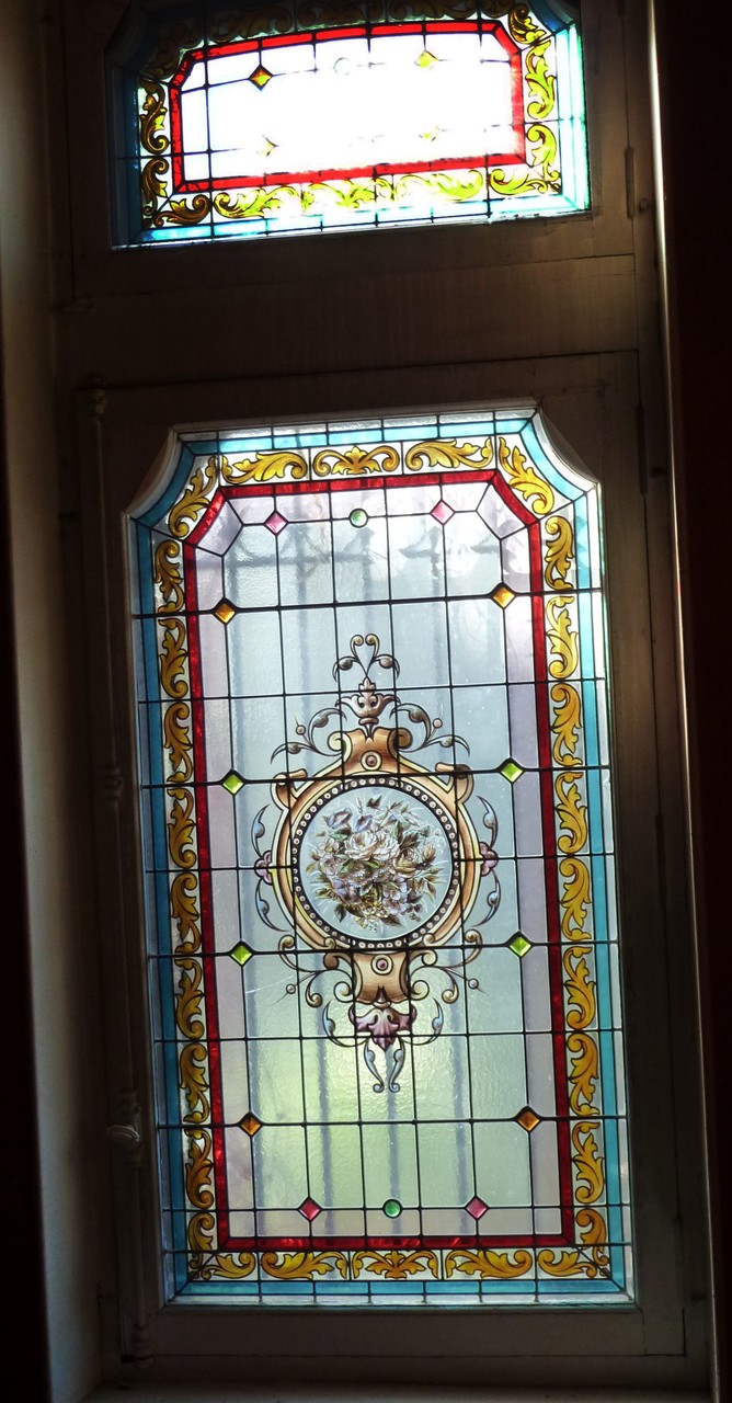 Rue de la Balance, en montant l'escalier, on arrive dans un couloir éclairé...