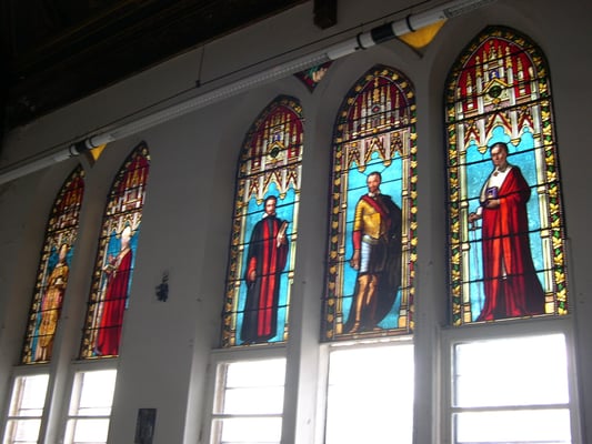 Benoit Xll pape né à Toulouse mort en 1404. (Les parties inférieures ont été retirées pour laisser entrer la lumière nécessaire à des travaux de couture. Ces demi-vitraux ont été perdus pour la plupart, certains ayant même probablement servi de remblai à une dalle en béton coulée dans le voisinage).