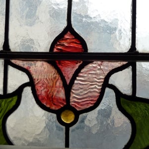 les détails de fleurs illustrent la diversité des verres utilisés (cathédrale, martelé, vagues, nuages...) (1908).