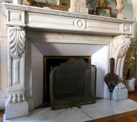 Vers 1880, rue des Chalets. Superbes jambages avec palmettes et griffes de lion. Origine Carrare (Italie) ?