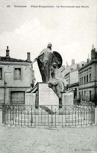 Le monument aux morts place 	
Roquelaine