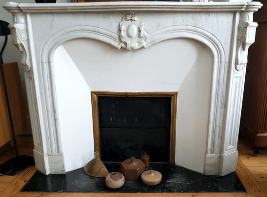 Rue du Printemps, avant 1900. Joli dessin avec le médaillon central et les pans coupés de part et d'autre. Marbre très clair, Carrare probablement