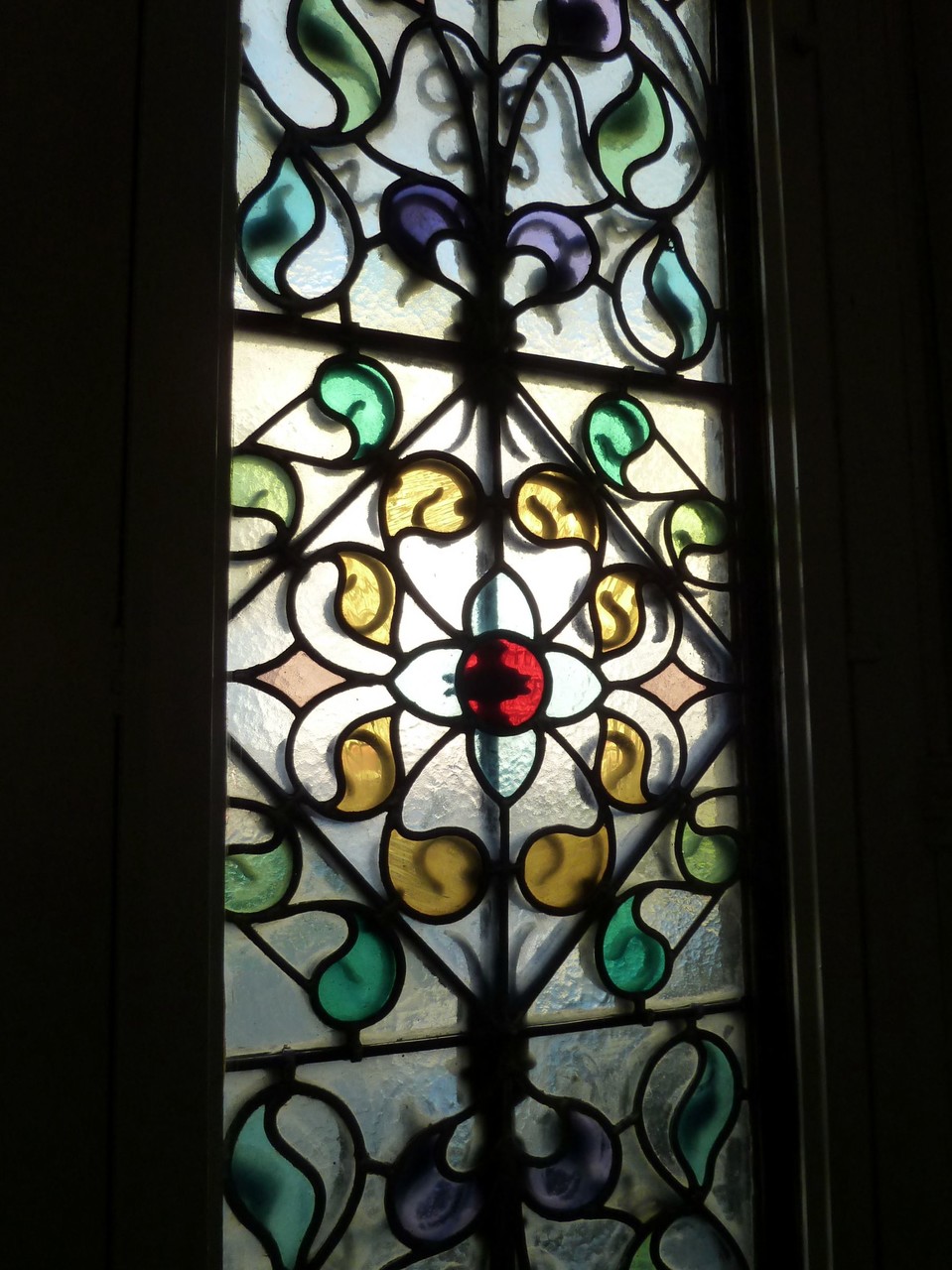 la grille de cette porte d'entrée suit très fidèlement le dessin du vitrail (ou l'inverse ?)