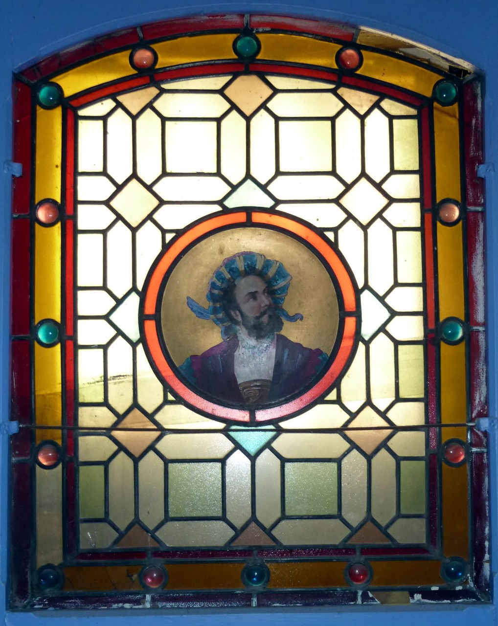 Dans une salle de bains, un vitrail est placé au-dessus de la baignoire (à gauche - Rue Ingres, vers 1914).
La peinture du médaillon est réalisée en déposant des oxydes métalliques sur le verre avant de procéder à la cuisson. Ce procédé donne des surfaces plus ou moins opaques, ici un éclairage intérieur est nécessaire (la photo a été faite à l'aide d'un flash). En bordure on trouve des verres 