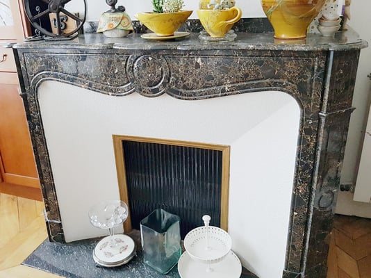 Ligne proche des 2 précédentes, dans le même immeuble. Le motif du marbre est intéressant.