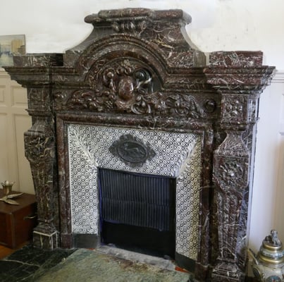 Marbre, céramique et bronze pour le médaillon représentant un cerf. Les plaque de céramique, très sombres à l'origine, ont été repeintes en partie en blanc. Vers 1880, rue des Chalets