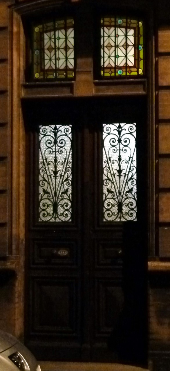 Rue des Chalets, vers 1890. Le verre de la porte est en relief (verre imprimé ou mécanique)