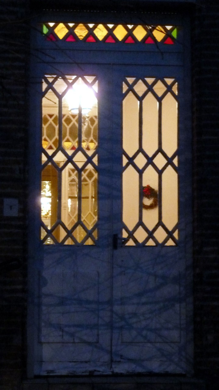 Rue des Chalets. Seule l'imposte a gardé des couleurs