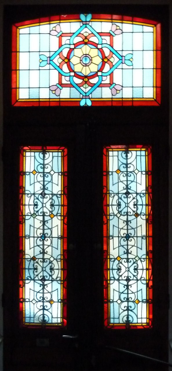 Rue du Cre Philippe. La porte est en contrebas du séjour, l'imposte au décor plus riche au niveau des yeux.