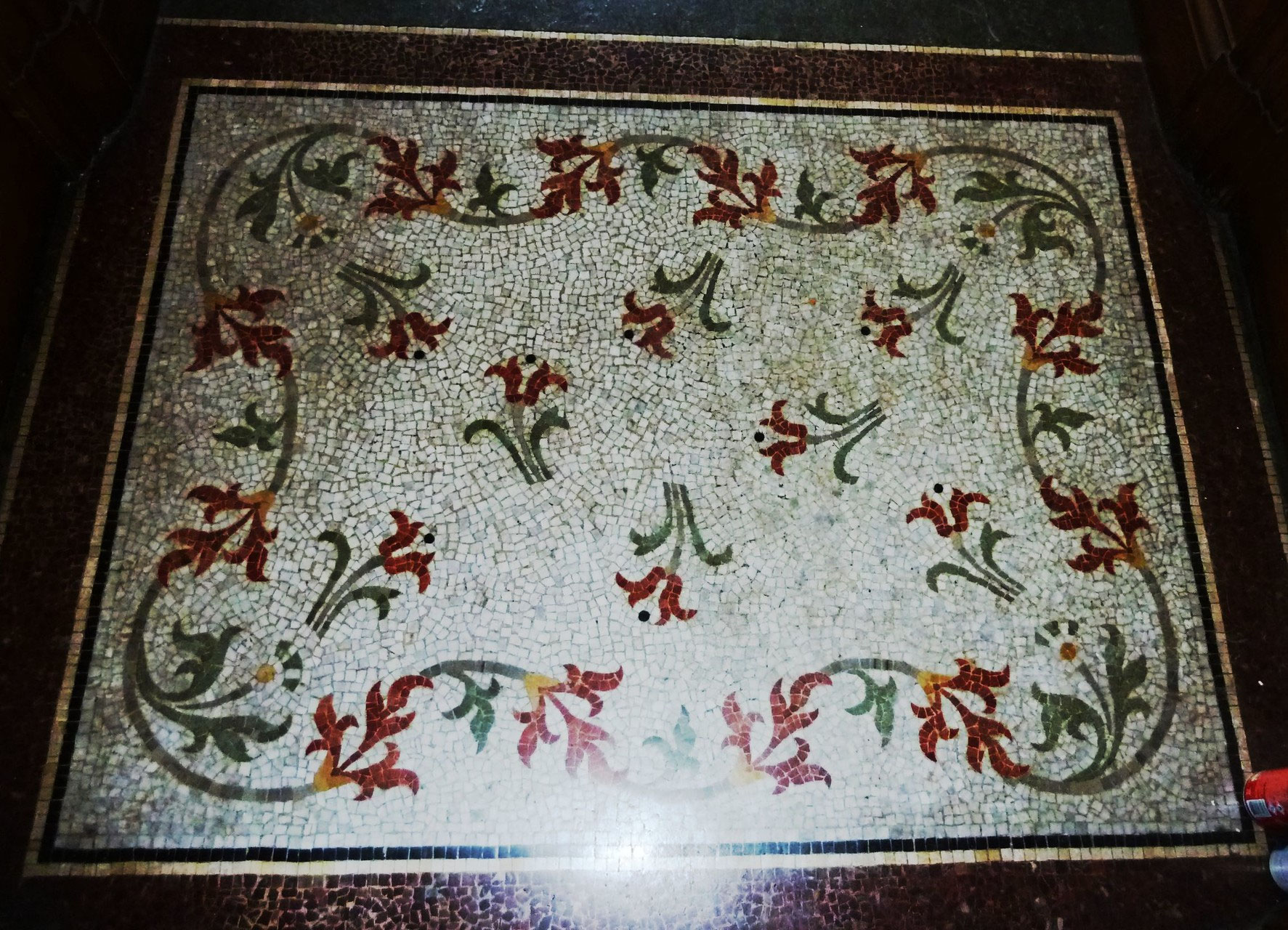 Beaucoup de finesse dans le dessin et l'exécution ici, rue de la Balance (1908)