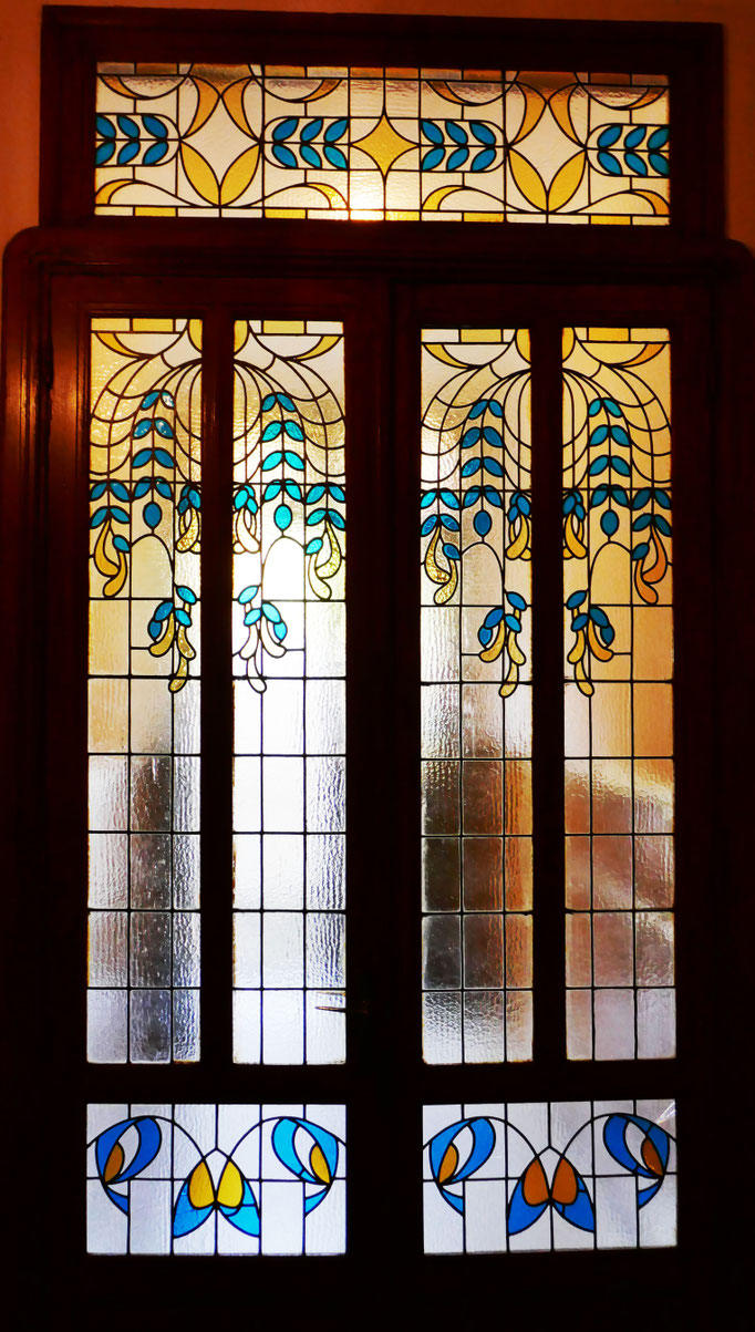 Rue des Chalets : vue depuis la cage d'escalier vers la rue