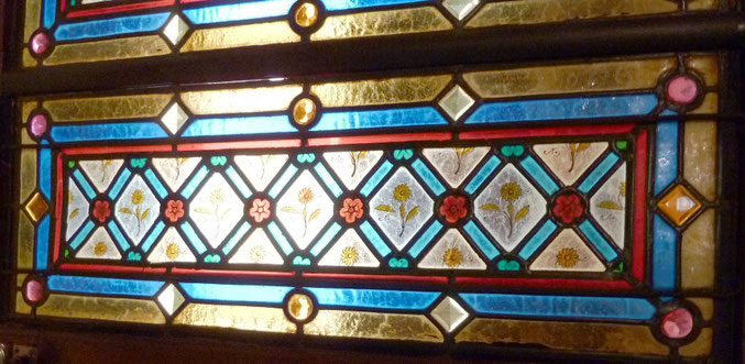 L'agrandissement permet de souligner l'entourage du rectangle par une remarquable couleur jaune doré. Chaque losange ou triangle dans la partie centrale est orné d'une fleur.