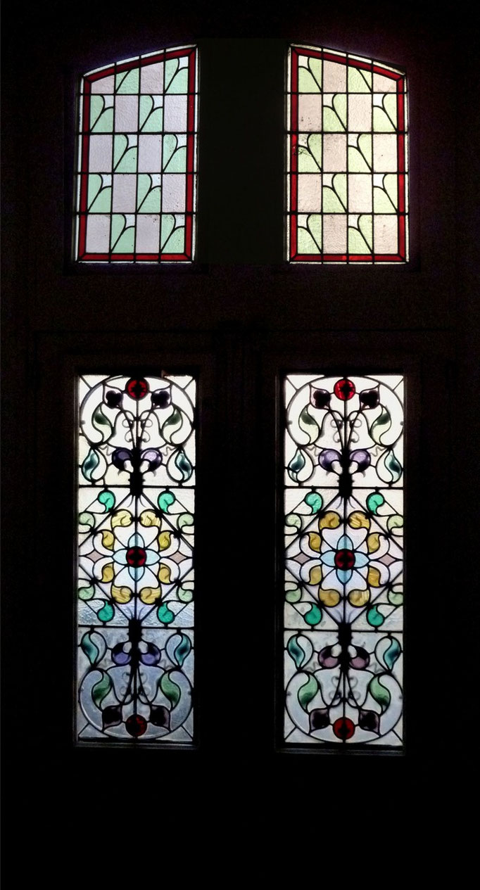 la porte peinte en bleu précédente mais vue de l'intérieur