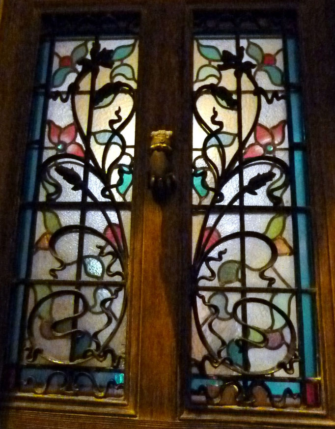 la porte peinte en bleu précédente mais vue de l'intérieur