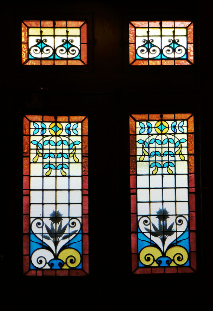 Rue des Chalets : porte sur rue, vue intérieure. La grille est une part essentielle du décor.