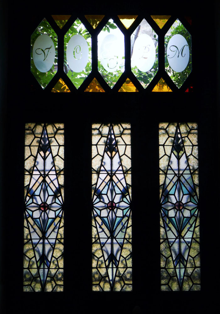 Rue de la Balance. Fin 19ème. Des initiales sur fond dépoli ont été ajoutées à l'imposte