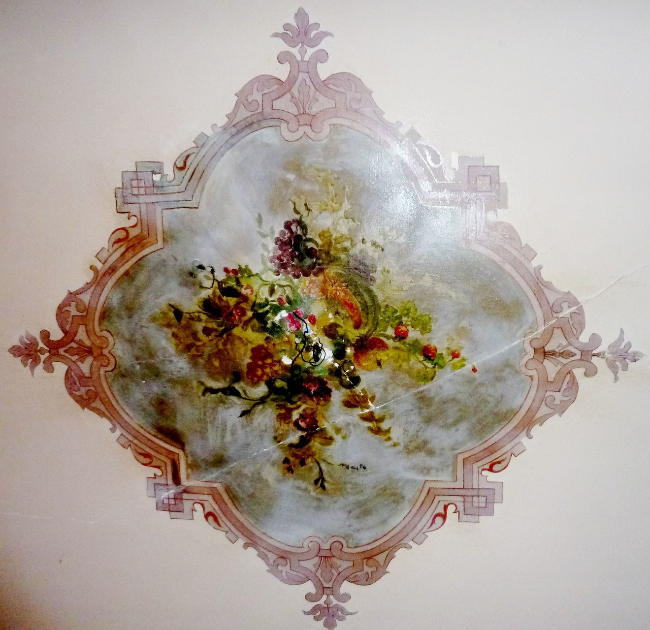 Rue Roquelaine, peinture de plafond reprise postérieurement à la construction vers 1907.