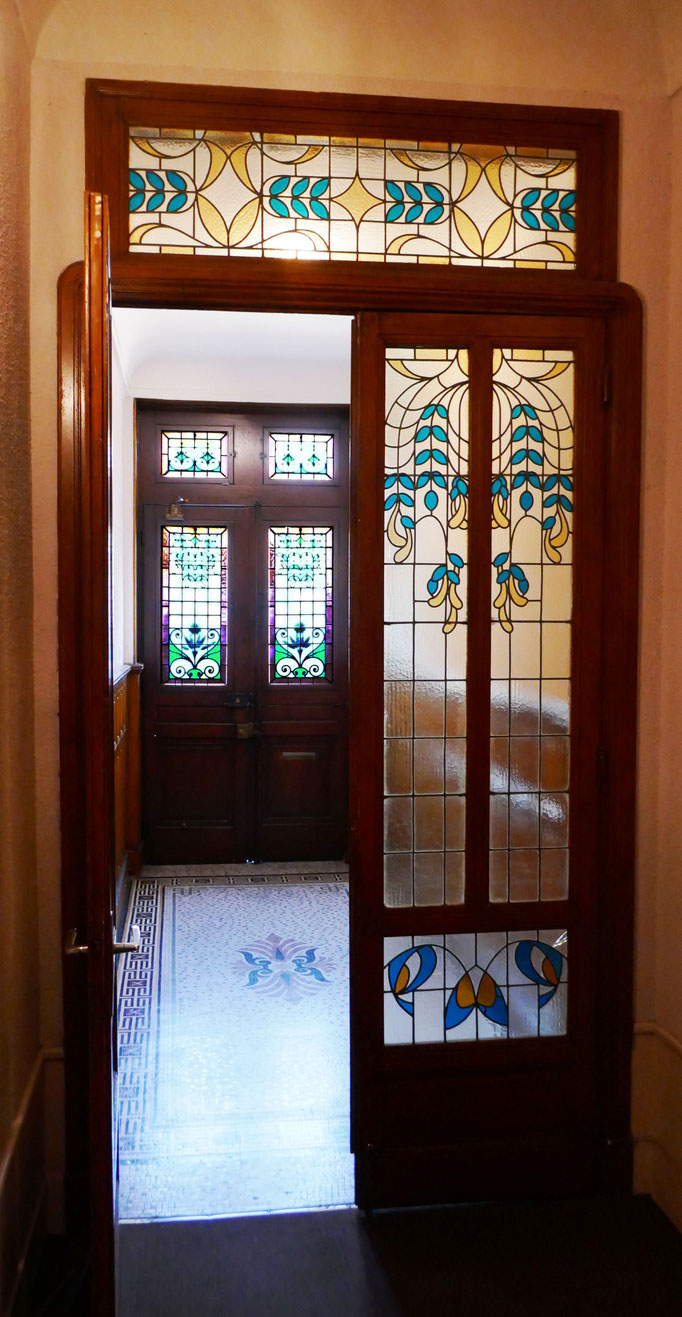 Rue des Chalets : deux portes successives en entrant. Architecte Cournac, début 20ème.