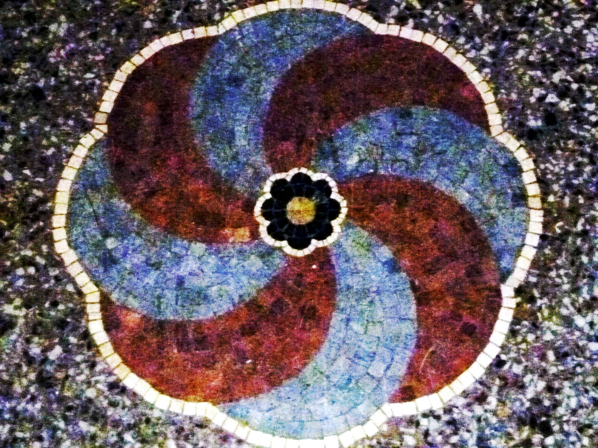 Dans la même veine, et tout à côté du médaillon précédent, rue du Commissaire Philippe