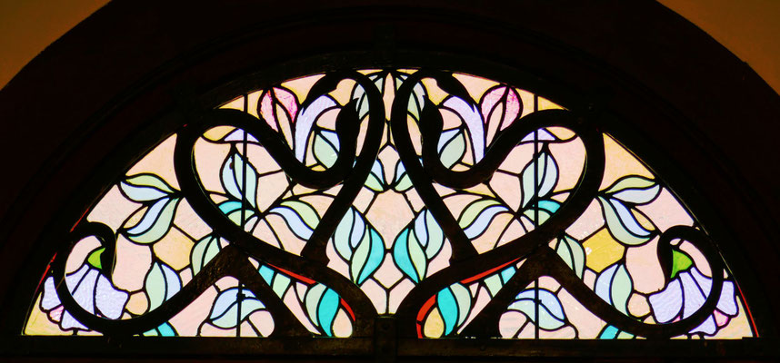 Même imposte, rue Volta. La jolie grille intérieure masque un peu trop le dessin.