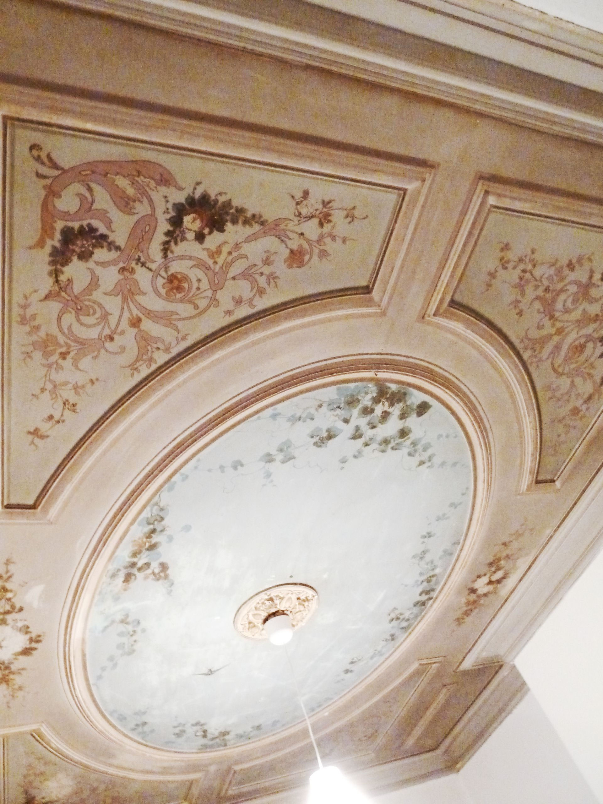 Rue du Commissaire Philippe, à côté des peintures précédentes