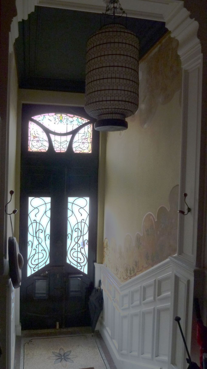 Entrée bd Matabiau (22). Les murs sont peints à la main. Très jolie grille 1900, mais seule l'imposte est équipée d'un vitrail.