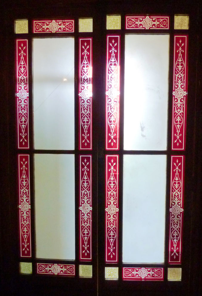 Verres gravés à l'acide, multicouches, monogrammés VG pour Victor Gesta.