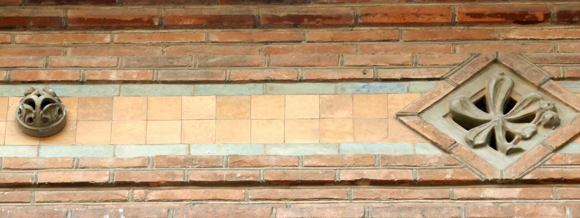 Rue de Chateaudun, deux modèles d'aérateurs pour les combles