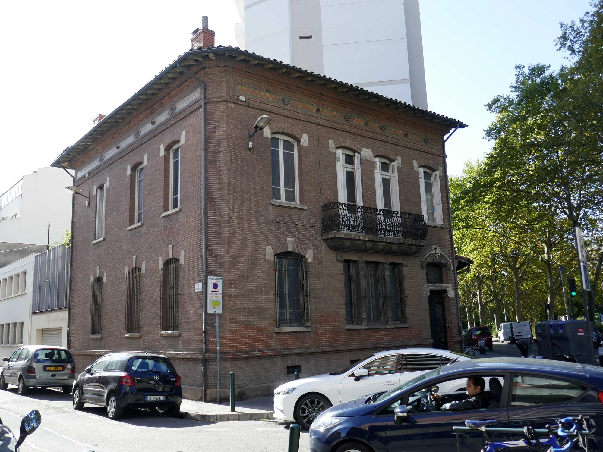 Rue de Chateaudun, angle du boulevard Matabiau. Baie vitraillée, Fleurs de marronniers
