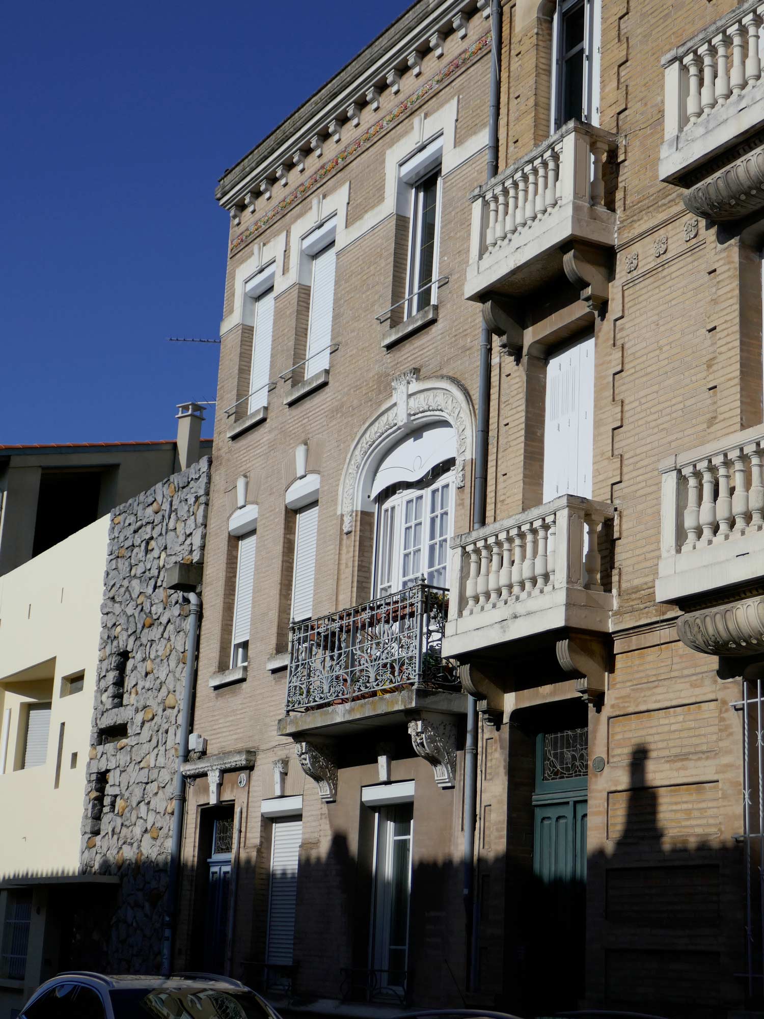 40, rue du Printemps, vers 1900. Très jolie frise en couronnement. Feuilles de marronniers en décor