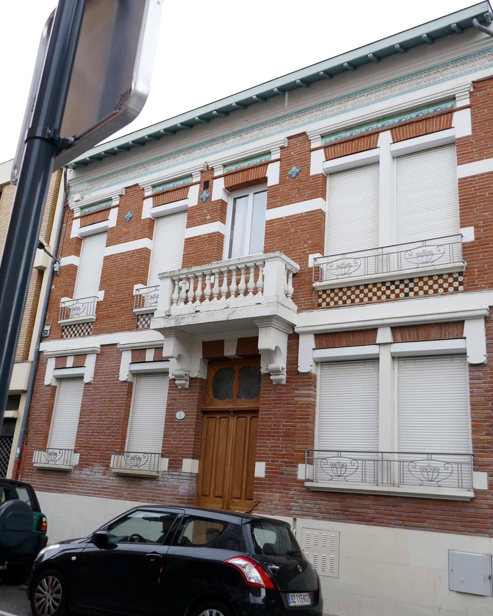 Rue Godolin. Cournac architecte et propriétaire. De beaux vitraux derrière les volets...