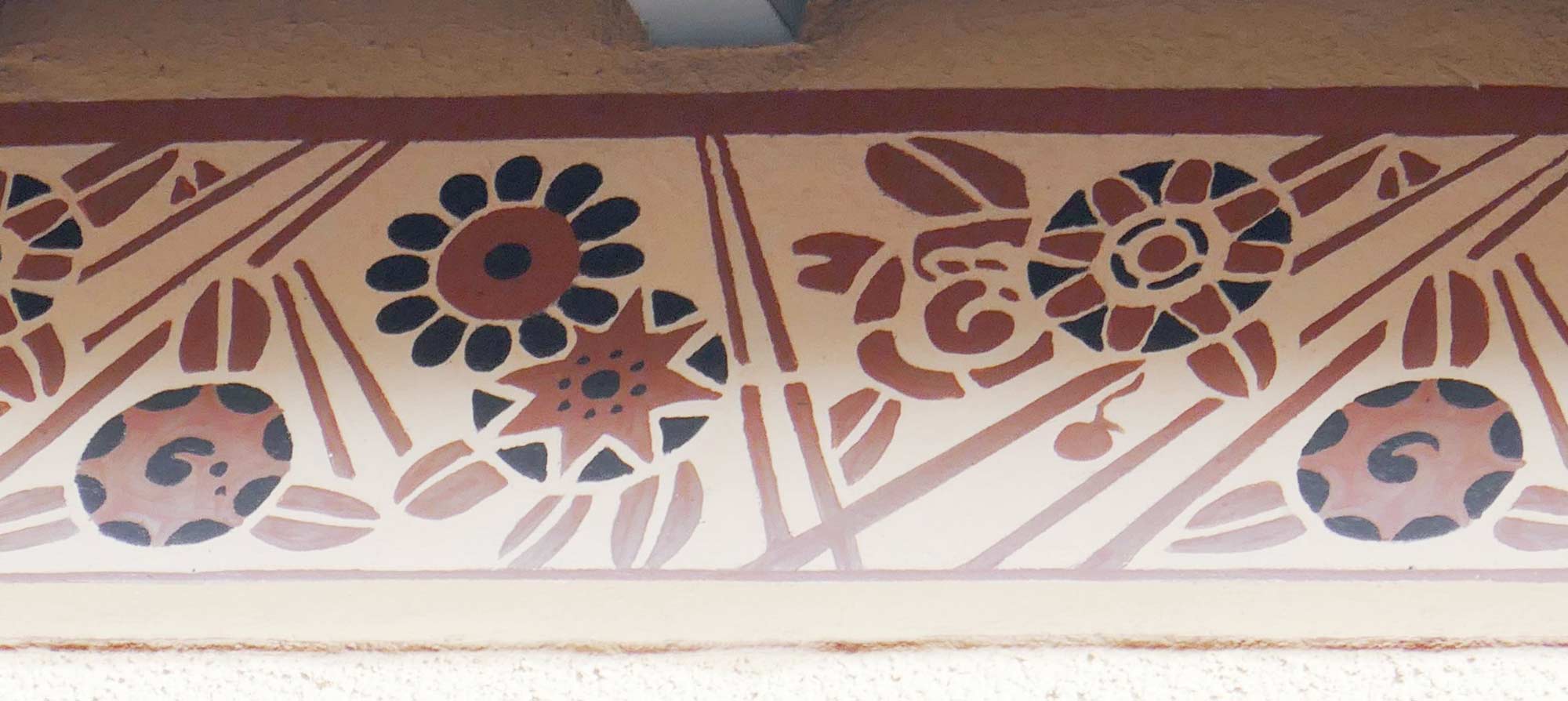 8, rue de la Balance. rare frise peinte en bon état.