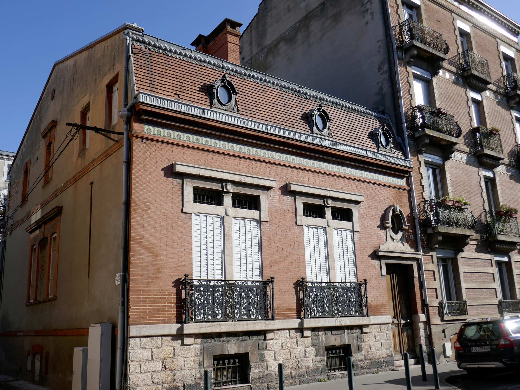 Rue de la Balance. frise de céramique, vitraux.