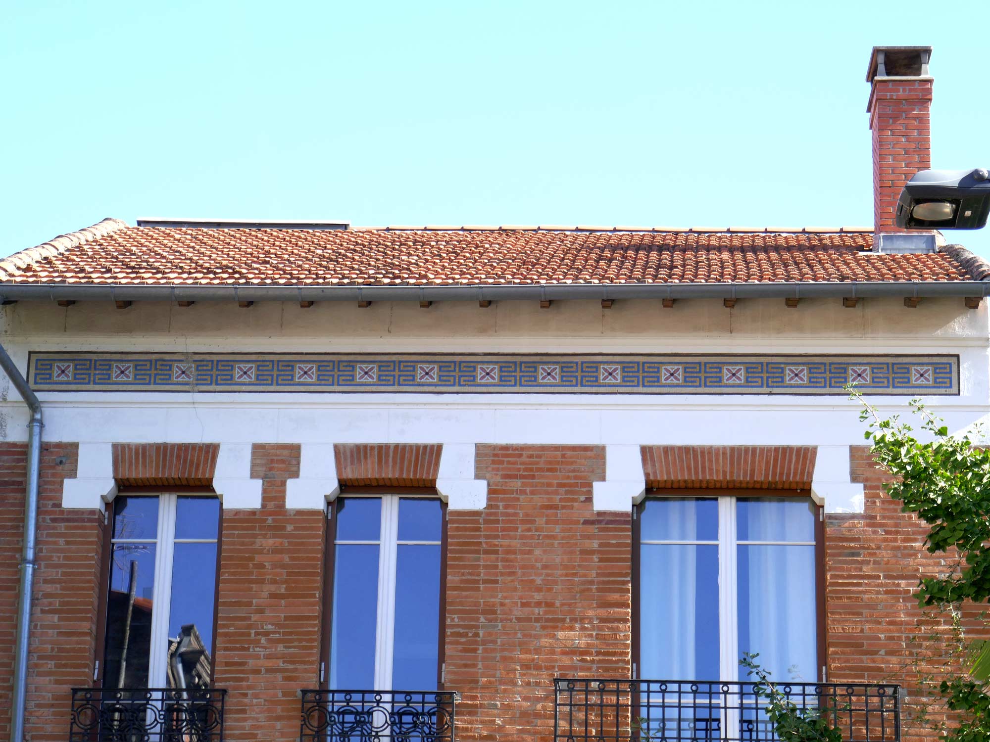 Rue de Coulmiers. H. Masquet, architecte, 1926.. Longue frise en mosaïque.