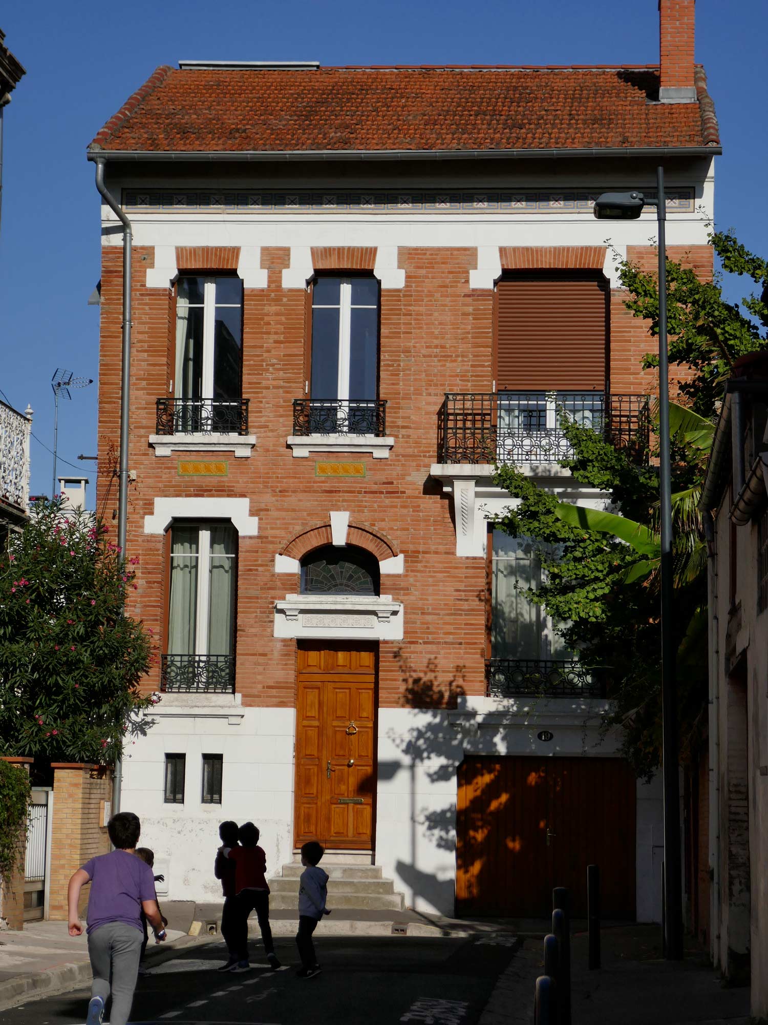 Impasse de Coulmiers. Céramique, mosaïque et imposte vitraillée.  Une des premières maisons de Toulouse avec un garage pour autos.
