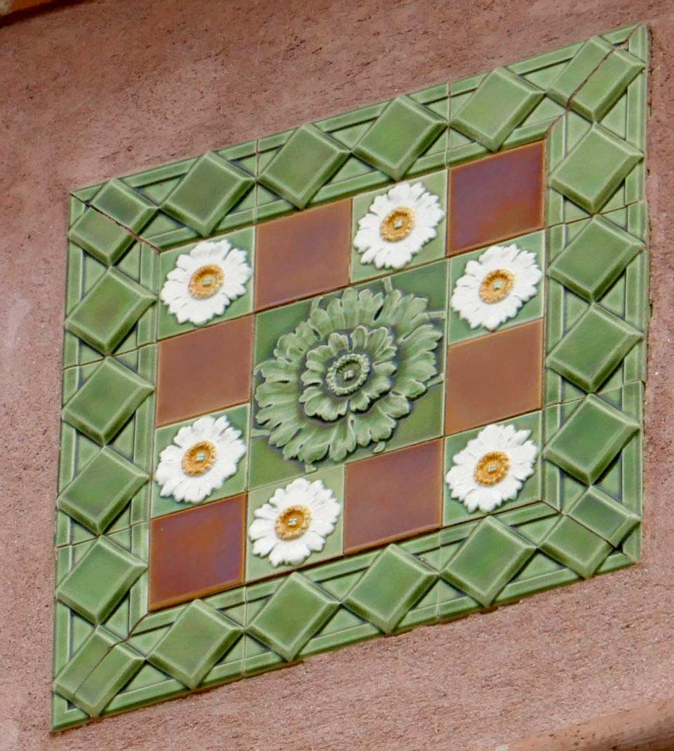 7, rue St Hilaire. Plusieurs panneaux carrés à l'esthétique proche.