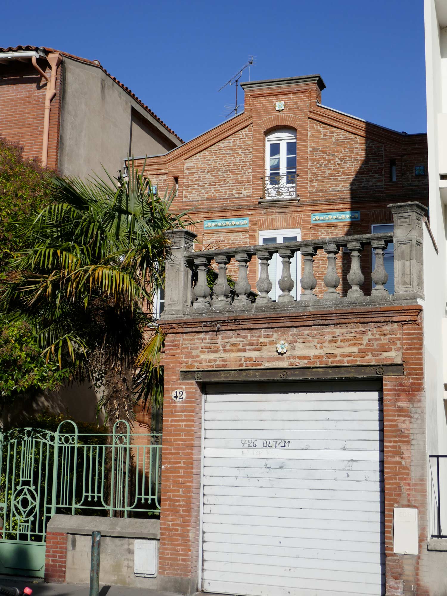 42, rue des Chalets. remarquez le cabochon au sommet.