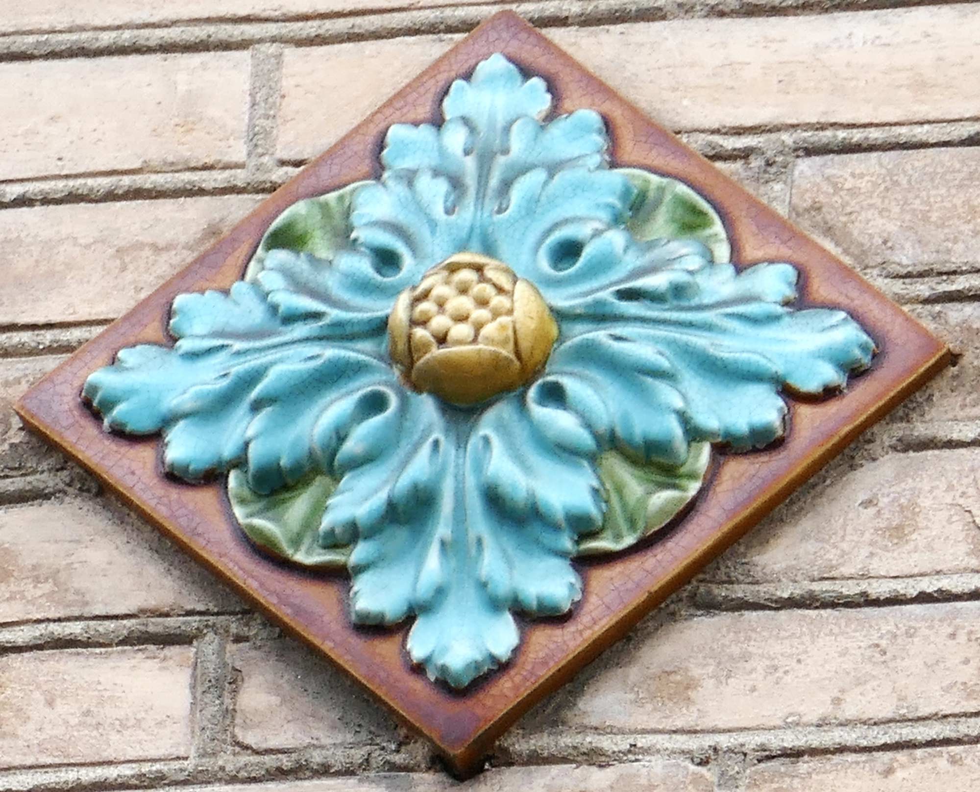 Fleur d'acanthe ou de chardon, disposée en losange ou en carré, assez courante dans le quartier.