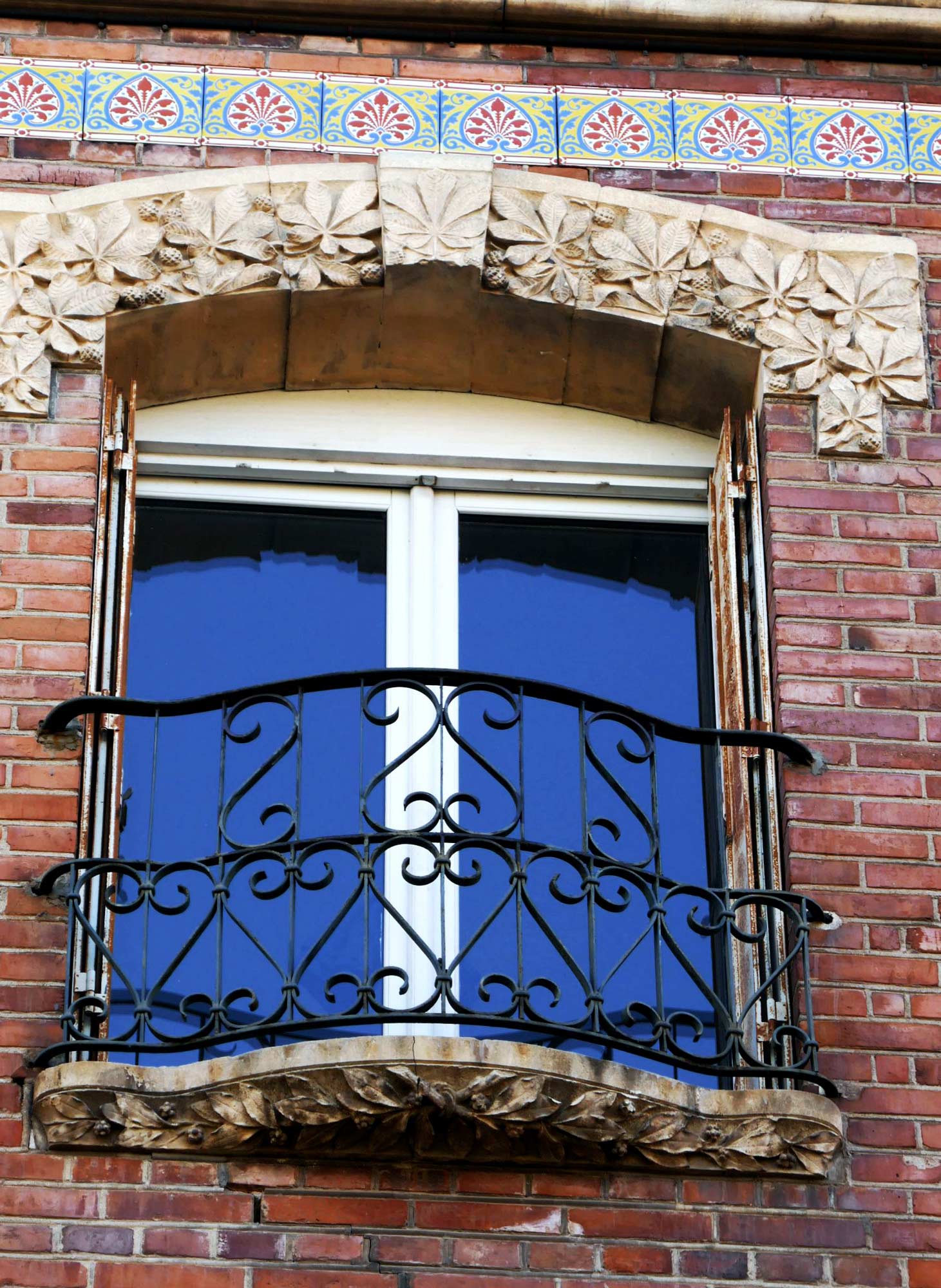 Rue Perbosc, vers 1905. Linteau en pierre, dessin de feuilles de marronniers. Les terrains appartenaient au beau-père du maître verrier Louis-Victor Gesta