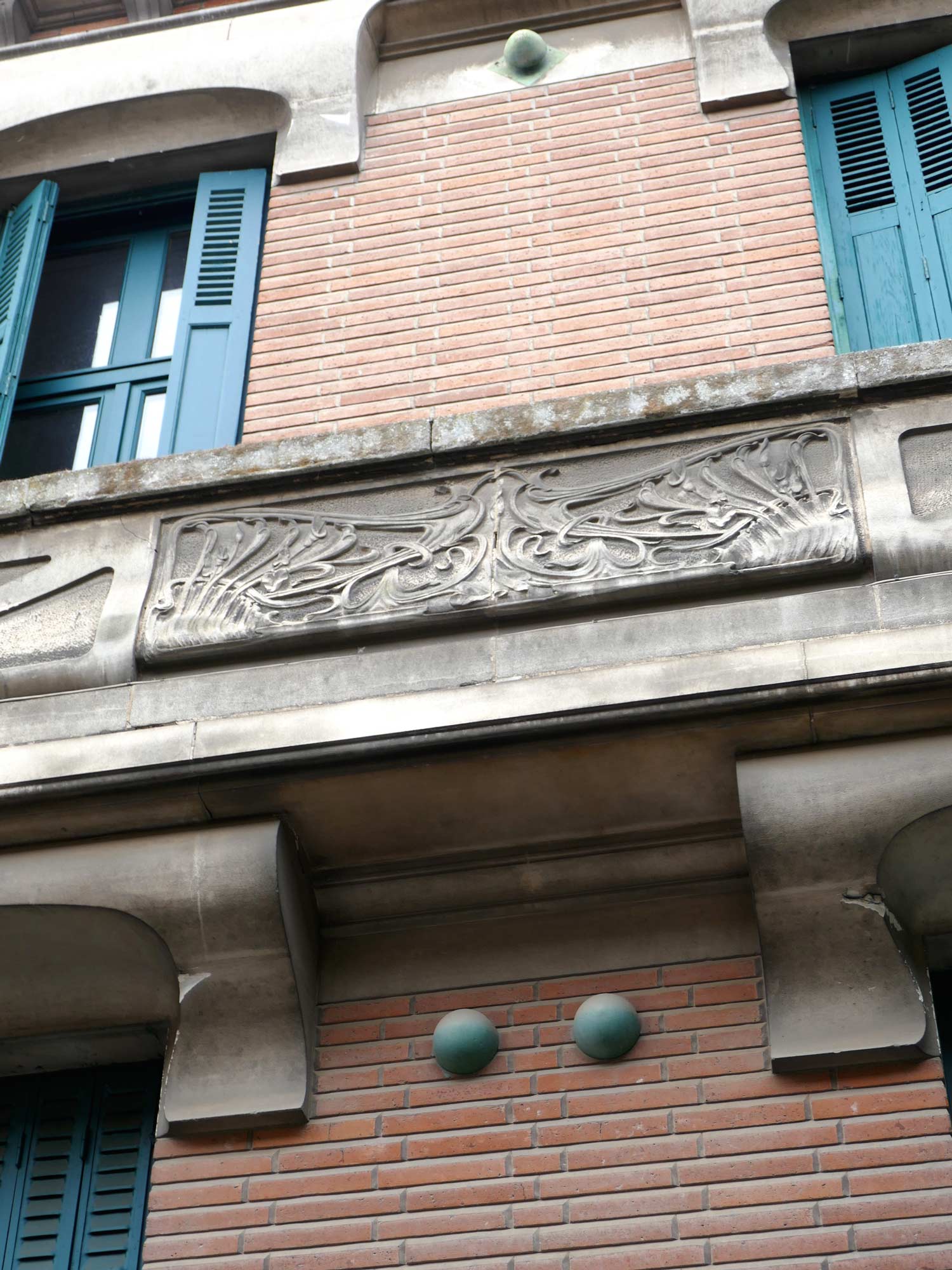 Rue Perbosc. Belle façade 1900.  Avec des cabochons collés montés au mur ou avec un relief. beau balcon en pierre, peut-être reconstituée...