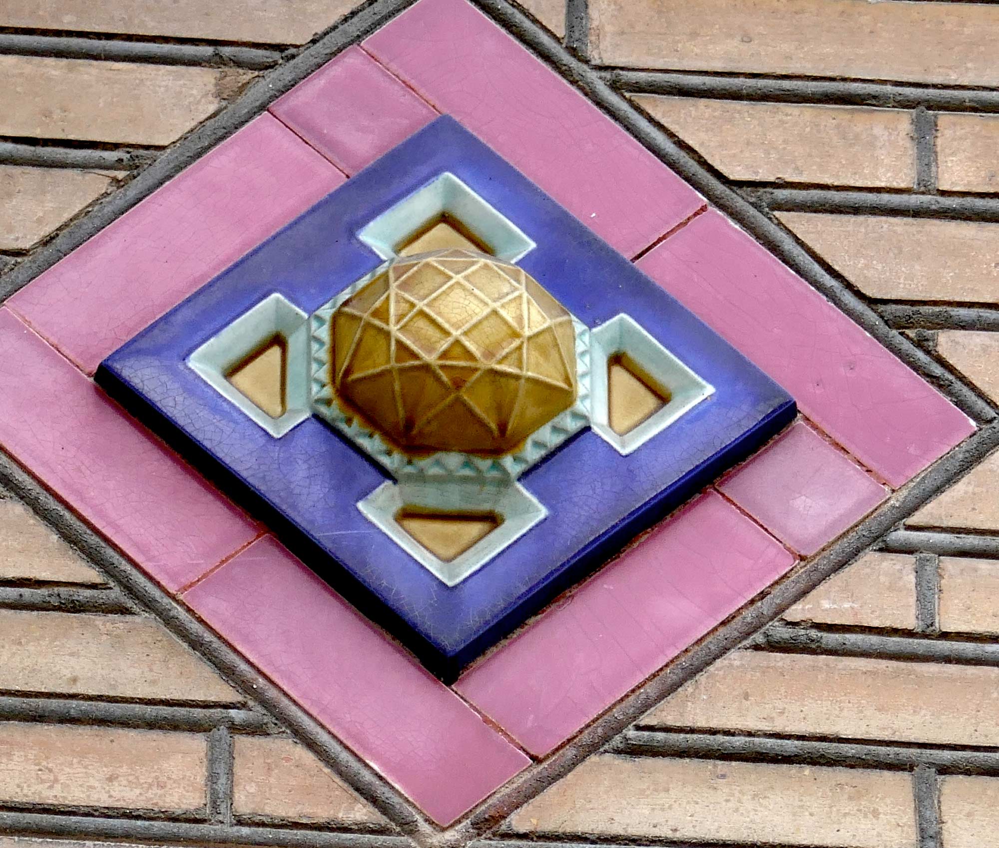 Cabochon soigneusement monté au 37, rue de la Balance. Architecte Frézoul, vers 1910