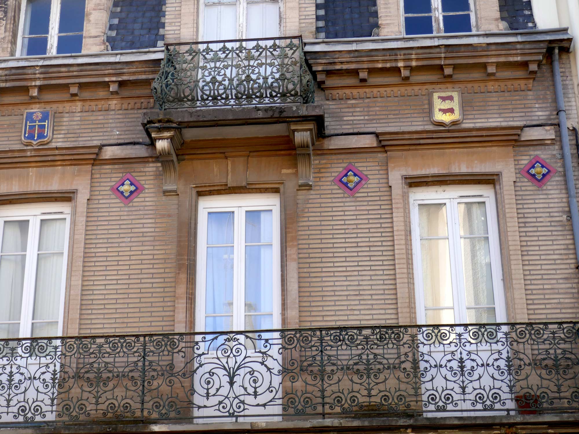 37, rue de la Balance. Cabochons et céramiques.