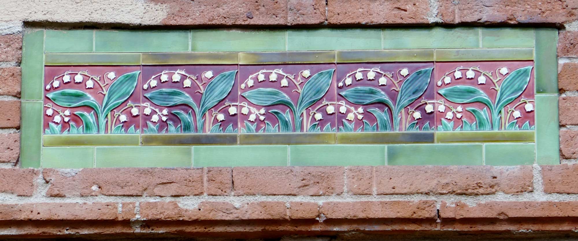 2, rue Ingres, vers 1915. Frise en carreaux de ciment, plus ternes mais moins chers que les céramiques