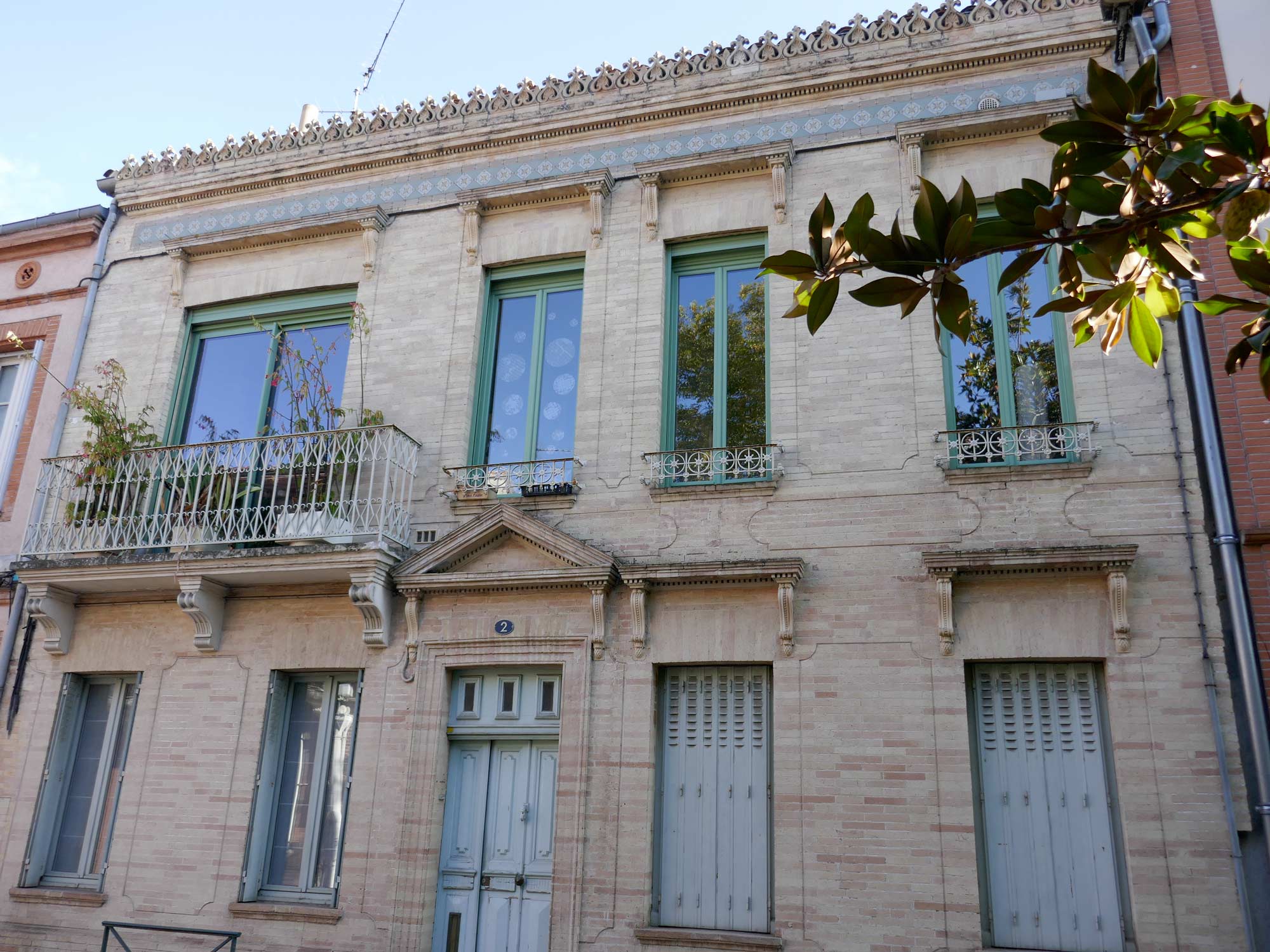 2, rue Ingres, vers 1915. Frise en carreaux de ciment, plus ternes mais moins chers que les céramiques